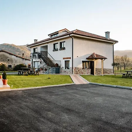 Apartamentos La Cortina Cangas de Onis Exterior photo